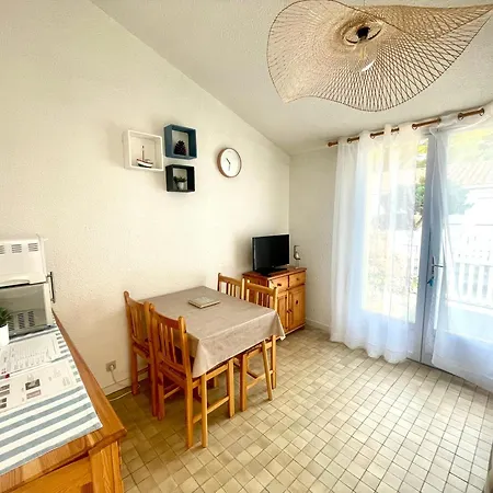 Maison De Aux Sables-d'olonne Avec Cour Et Parking - Fr-1-92-913 *